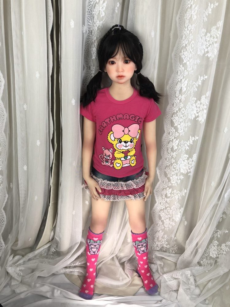 Poupée miniature réaliste Nanako en TPE de 123 cm de UTDOLLS