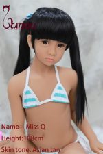 Poupée miniature réaliste UTDOLLS Q 108 cm, teint asiatique – Corps en TPE de petite taille et traits réalistes