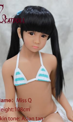 Poupée miniature réaliste UTDOLLS Q 108 cm, teint asiatique – Corps en TPE de petite taille et traits réalistes