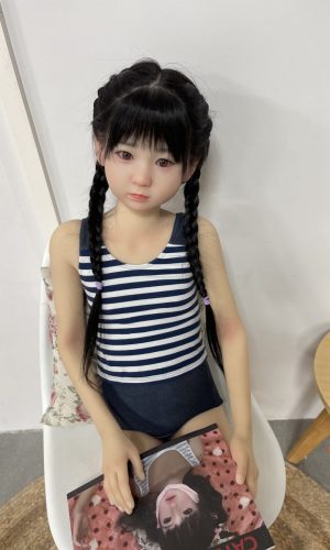 UTDOLLS Kiki 128 cm (corps en TPE avec tête en silicone rigide)