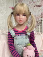 Poupée Kelsie en silicone UTDOLLS 128 cm (tête en silicone souple)