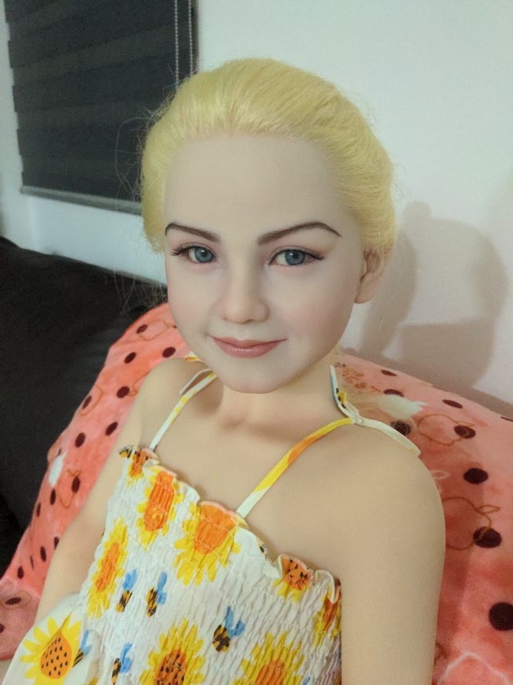 Photos des clients de la poupée UTDOLLS Alisa de 126 cm (corps en TPE + tête en silicone rigide)